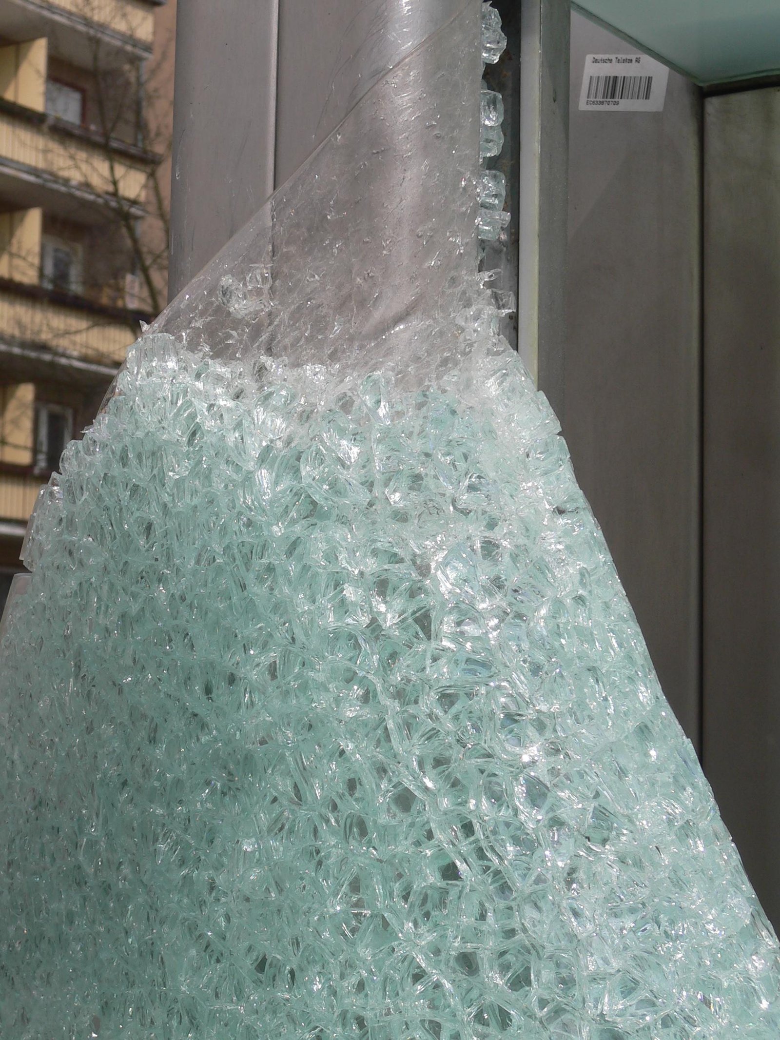 Comparaison réelle : vitrage trempé feuilleté vandalisé dont les fragments restent retenus par l'intercalaire