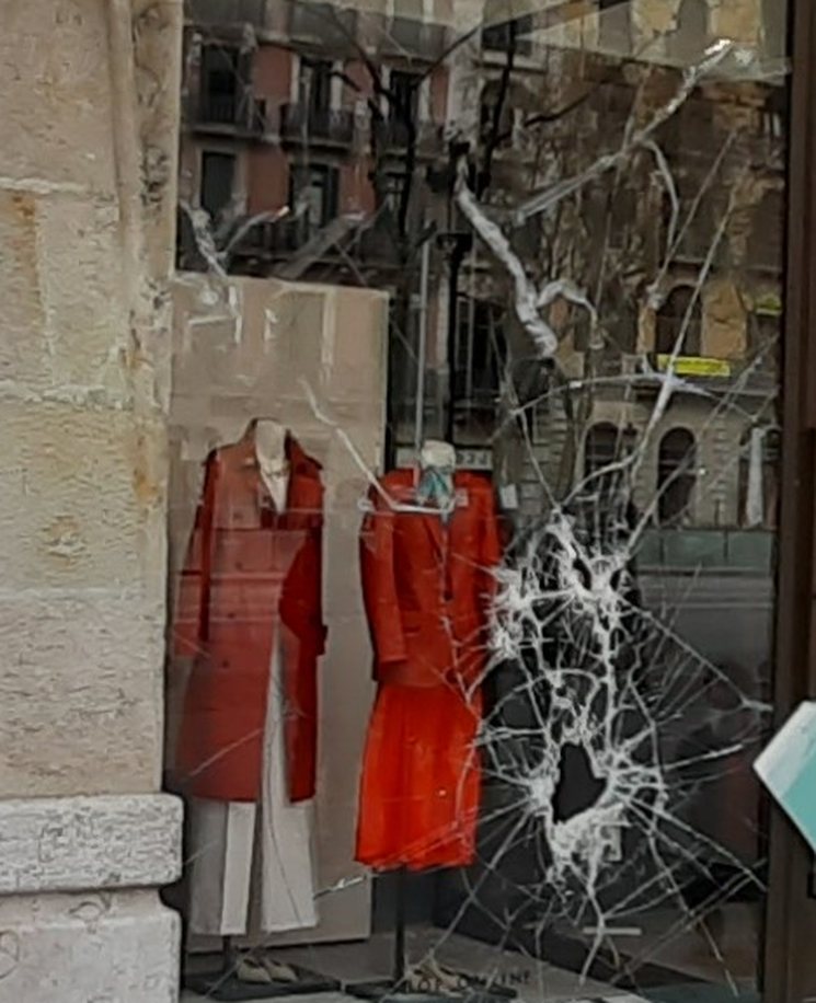 Vitrine de commerce avec impact étoilé sur le vitrage feuilleté, dépannage sous 24 h